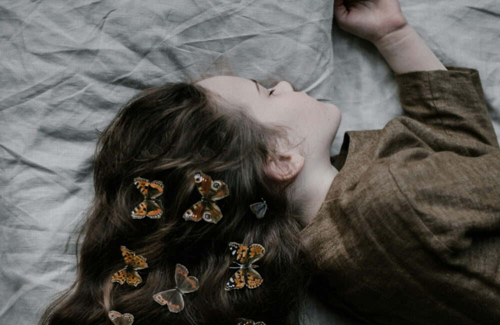 眠っている少女