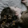 眠っている少女
