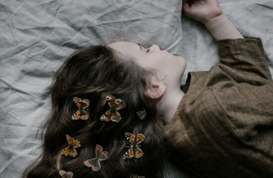 眠っている少女