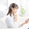 スマホでSNSを見るのに夢中になり、つい時間を浪費