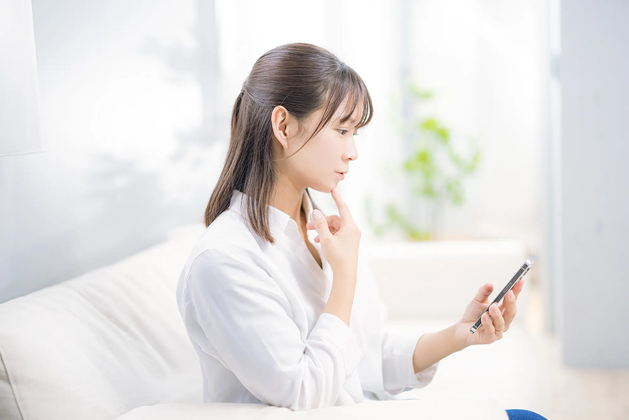 スマホでSNSを見るのに夢中になり、つい時間を浪費