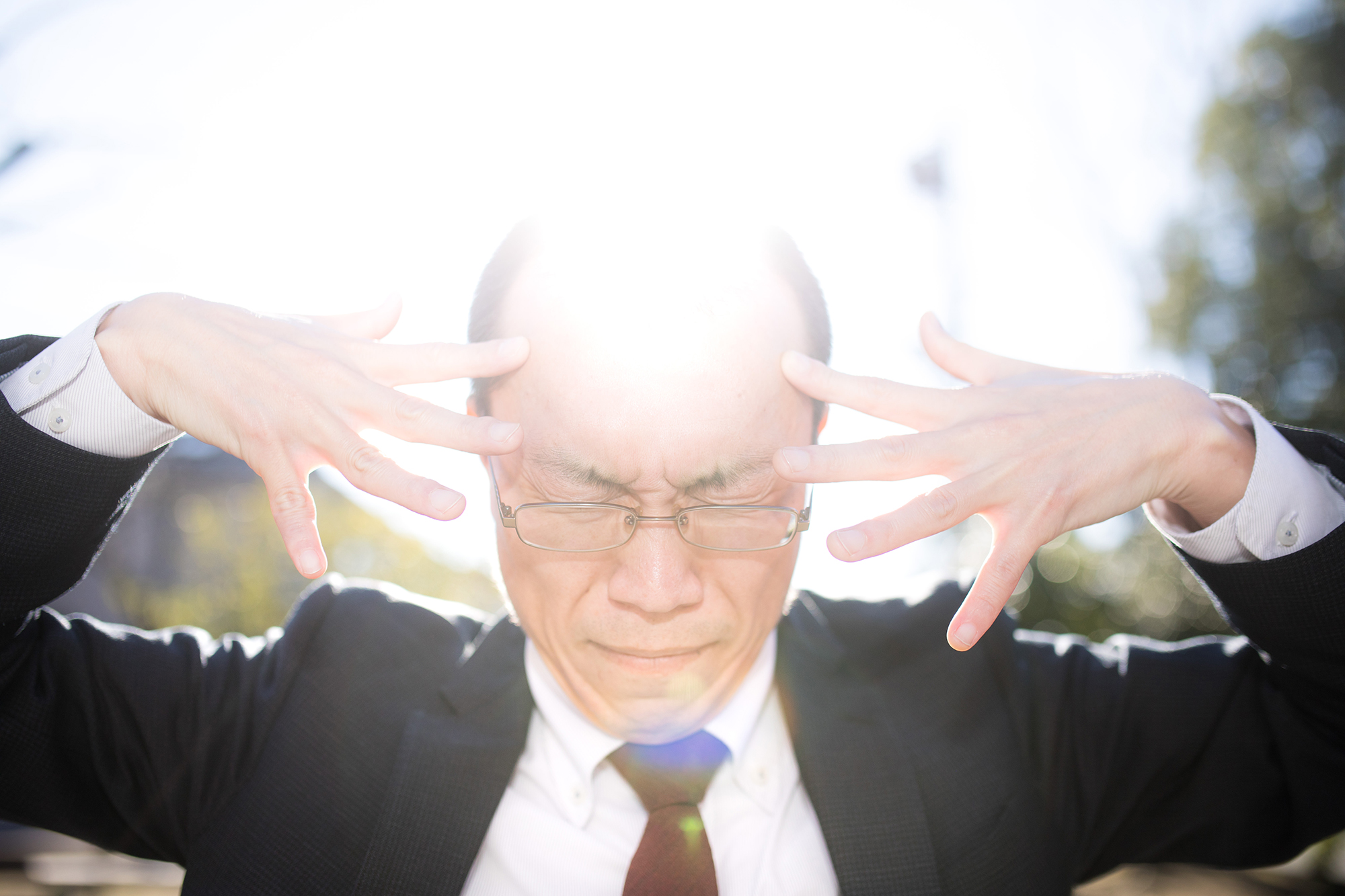 ハゲた頭から強烈な光を発している画像