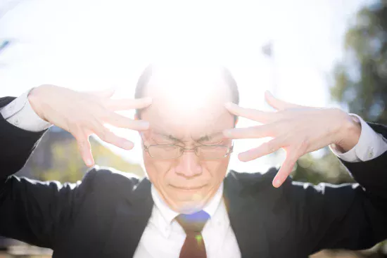 ハゲた頭から強烈な光を発している画像