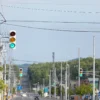 どこまでも続く青信号の信号機が立ち並ぶ道路