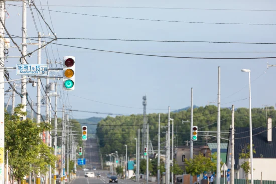 どこまでも続く青信号の信号機が立ち並ぶ道路