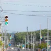 どこまでも続く青信号の信号機が立ち並ぶ道路