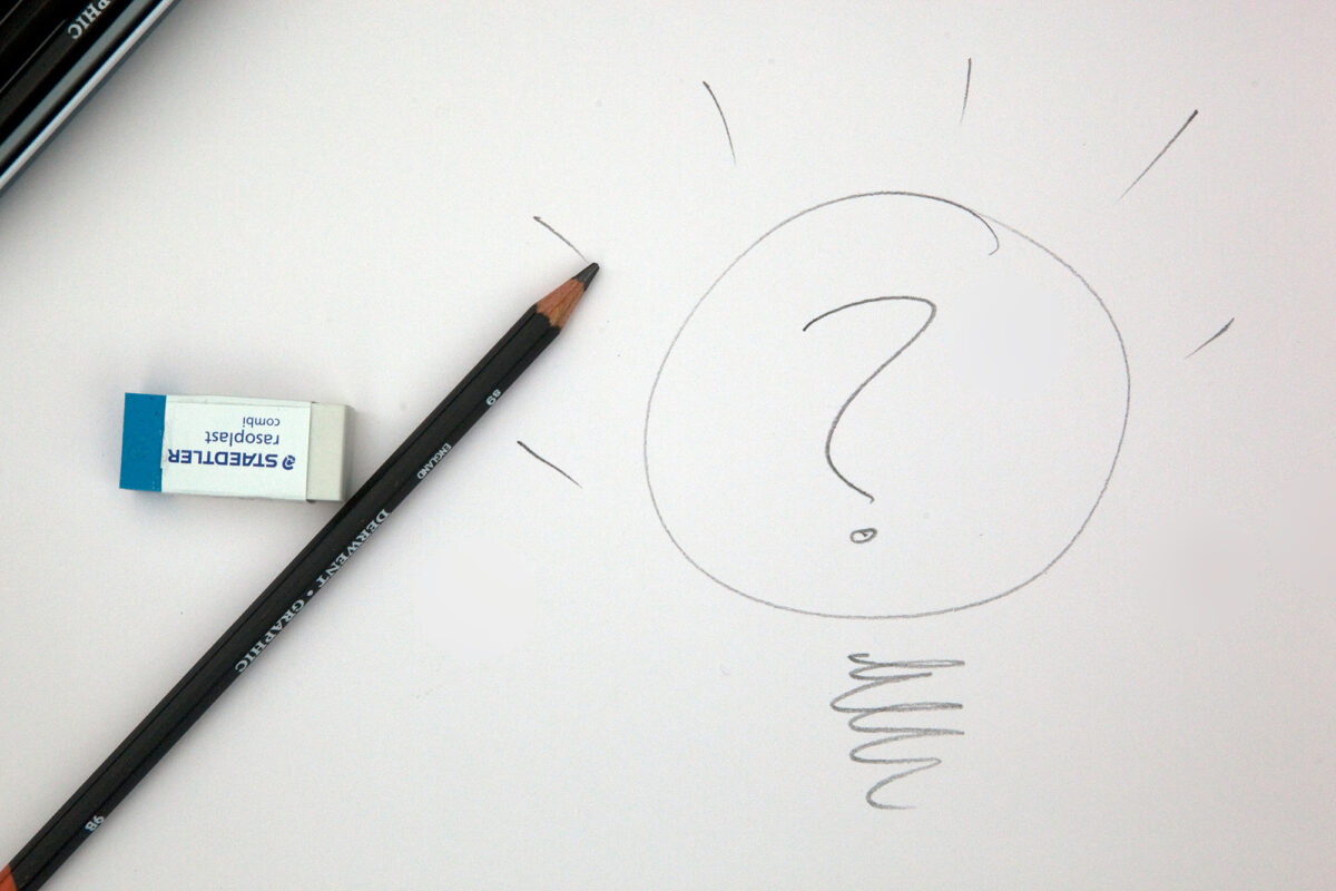 クエスチョンマークを描いた用紙