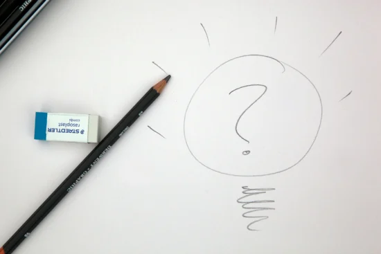 クエスチョンマークを描いた用紙