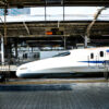 駅のホームの新幹線