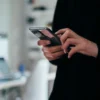 スマートフォンを操作する人