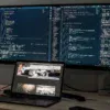 ソースコードが書かれているモニター