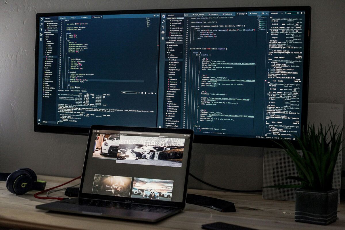 ソースコードが書かれているモニター