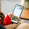 スマホでブラウジングしている女性