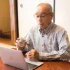 ネットで動画を視聴する茶の間のお爺さん
