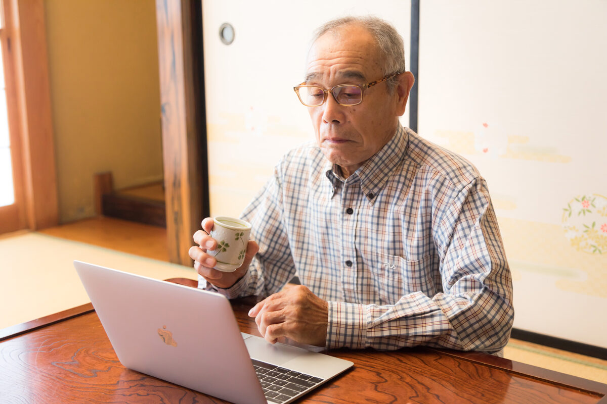ネットで動画を視聴する茶の間のお爺さん