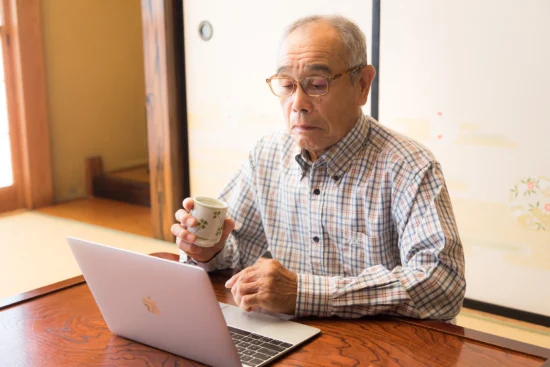 ネットで動画を視聴する茶の間のお爺さん