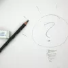 クエスチョンマークを描いた用紙