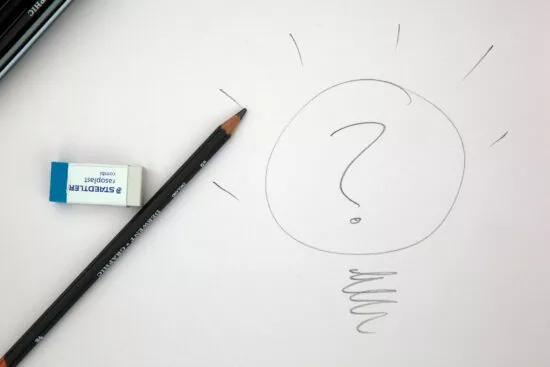 クエスチョンマークを描いた用紙