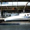 駅のホームの新幹線