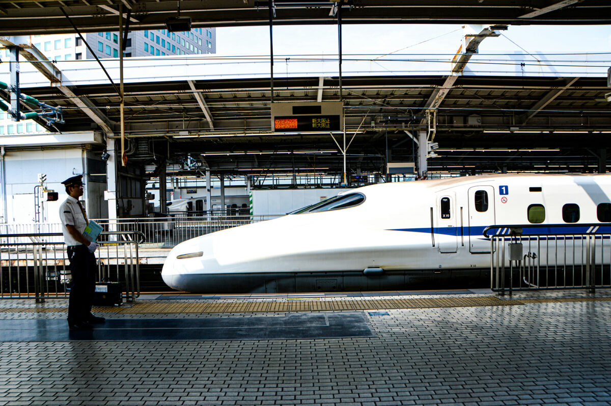 駅のホームの新幹線