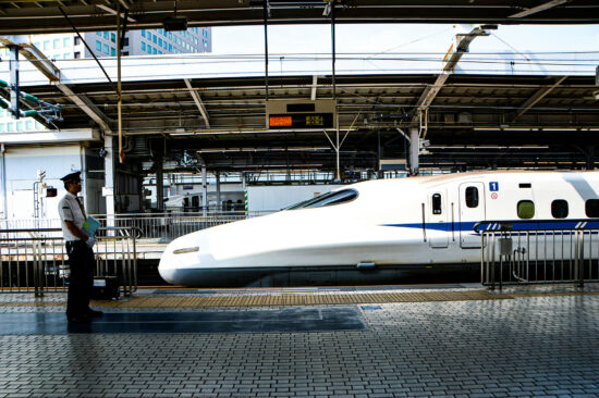 駅のホームの新幹線