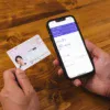 マイナンバーカードとスマートフォン