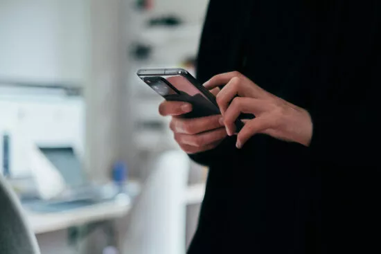 スマートフォンを操作する人