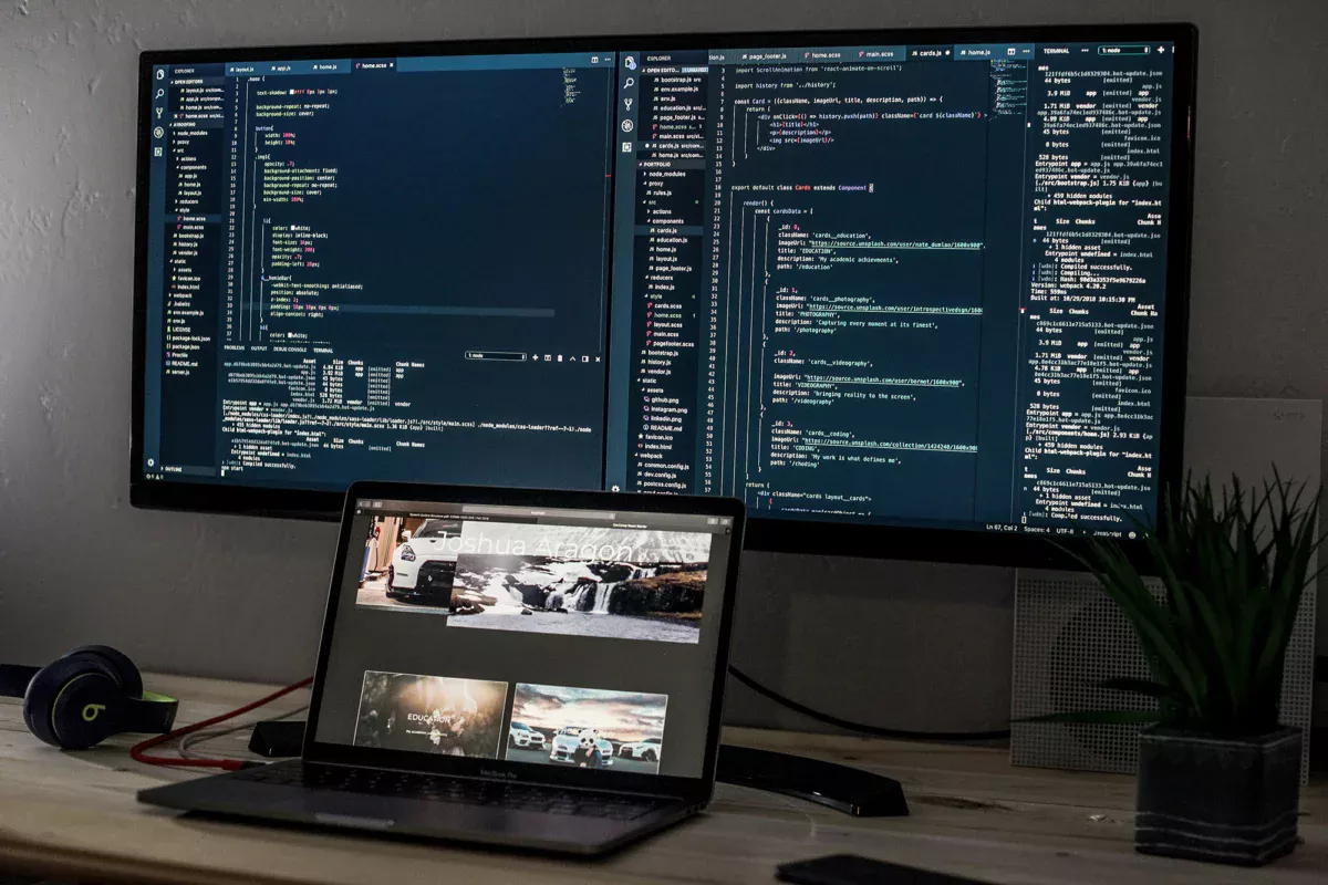 ソースコードが書かれているモニター
