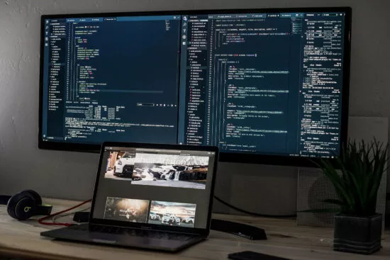 ソースコードが書かれているモニター