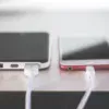 充電中のスマートフォン