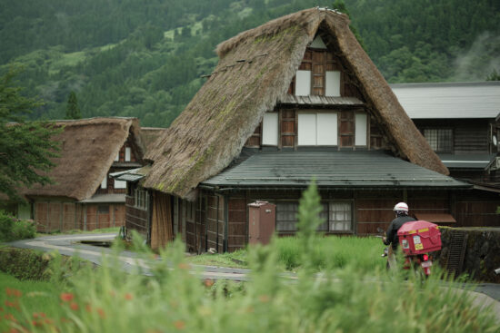 相倉の合掌造り集落と郵便配達員のバイク、五箇山の世界遺産