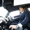 運転席でハンドルを握るスーツ姿のビジネスマン