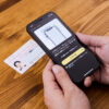 スマホでマイナンバーカードを読み込む様子