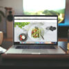 WEBサイトを表示したノートパソコン