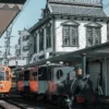 愛媛県の伊予鉄道駅に停車中の坊っちゃん列車