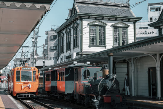 愛媛県の伊予鉄道駅に停車中の坊っちゃん列車