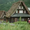 相倉の合掌造り集落と郵便配達員のバイク、五箇山の世界遺産