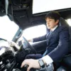 運転席でハンドルを握るスーツ姿のビジネスマン