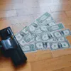 掃除機に吸い込まれるお金
