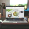 WEBサイトを表示したノートパソコン