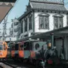 愛媛県の伊予鉄道駅に停車中の坊っちゃん列車