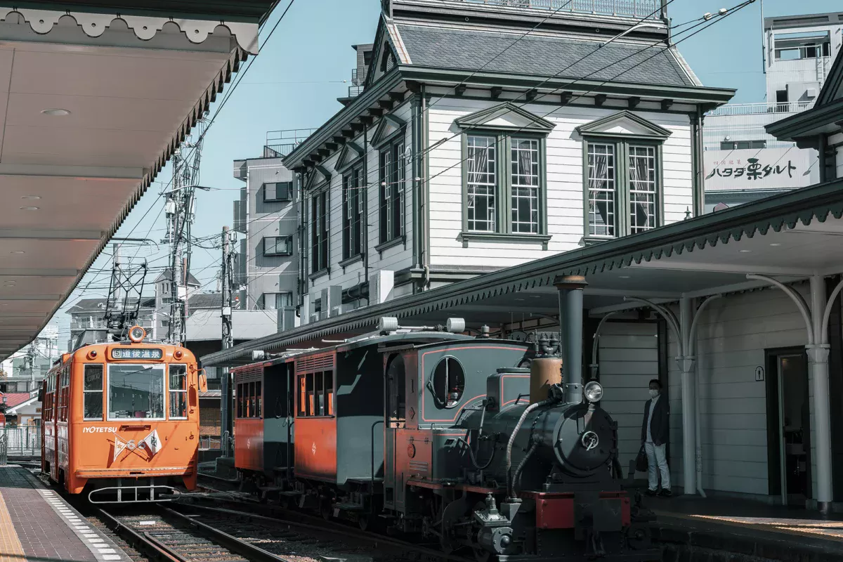 愛媛県の伊予鉄道駅に停車中の坊っちゃん列車