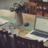 デスクに置かれたノートパソコン