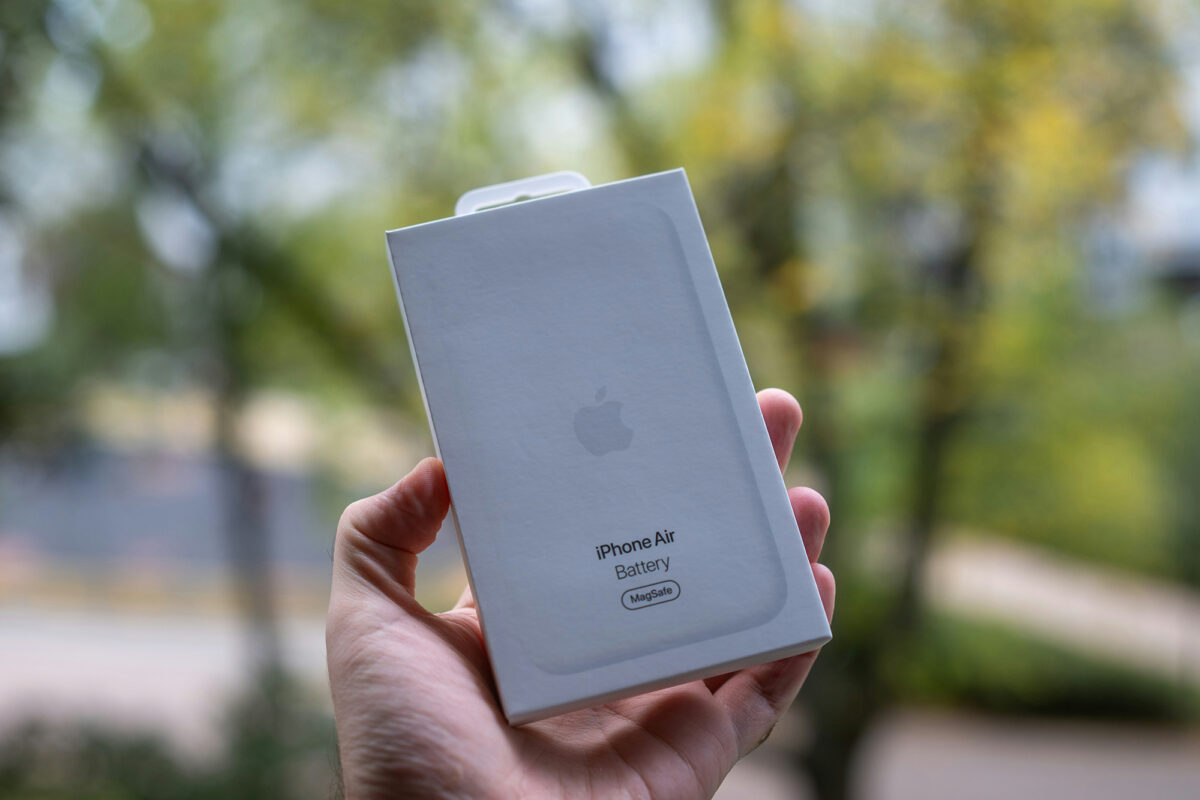 屋外でAppleのモバイルバッテリーを手に持つ