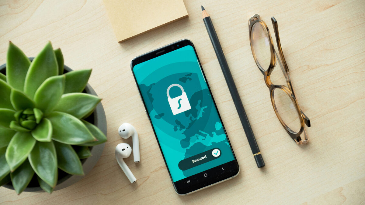 パスワード画面を表示したスマホ