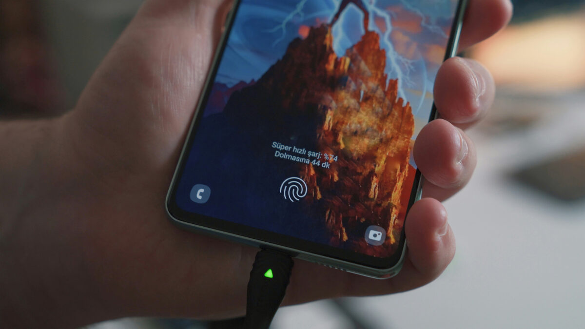 充電中のスマートフォン