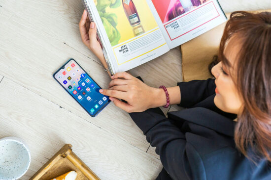 スマートフォンを操作する女性